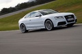 Audi RS5 blanc 3/4 avant droit travelling penché 2