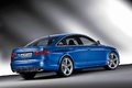 Audi RS6 berline bleu 3/4 arrière droit penché 2