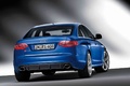 Audi RS6 berline bleu 3/4 arrière droit penché