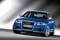 Audi RS6 berline bleu 3/4 avant gauche penché