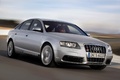 Audi S6 berline gris 3/4 avant droit travelling penché