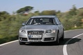 Ausi S8 gris 3/4 avant gauche travelling