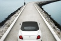Bentley Continental Supersports Convertible blanc face arrière capotée travelling debout