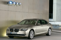 BMW 750 Li beige 3/4 avant gauche