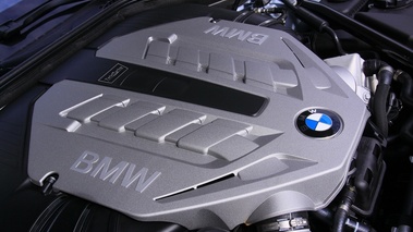 BMW active Hybrid 7 grise vue moteur.