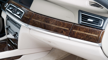 BMW individual - tableau de bord Série 7 cuir blanc, inserts bois