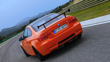 BMW M3 E92 GTS orange 3/4 arrière gauche travelling penché 2