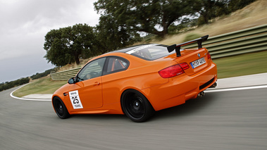 BMW M3 E92 GTS orange 3/4 arrière gauche travelling penché 3