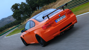 BMW M3 E92 GTS orange 3/4 arrière gauche travelling penché