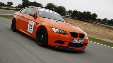 BMW M3 E92 GTS orange 3/4 avant droit travelling penché 3