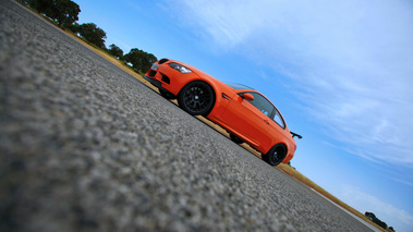 BMW M3 E92 GTS orange 3/4 avant gauche penché
