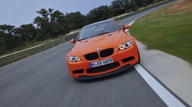 BMW M3 E92 GTS orange face avant travelling penché 3