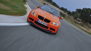 BMW M3 E92 GTS orange face avant travelling penché 4