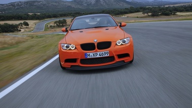 BMW M3 E92 GTS orange face avant travelling penché 5
