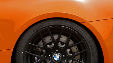 BMW M3 E92 GTS orange jante debout