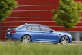 BMW M5 2011 bleu 3/4 arrière droit filé penché 2