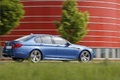 BMW M5 2011 bleu 3/4 arrière droit filé