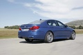 BMW M5 2011 bleu 3/4 arrière droit travelling 2