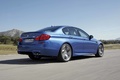 BMW M5 2011 bleu 3/4 arrière droit travelling 3