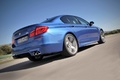 BMW M5 2011 bleu 3/4 arrière droit travelling penché 2