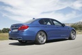 BMW M5 2011 bleu 3/4 arrière droit travelling penché 3