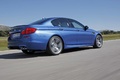 BMW M5 2011 bleu 3/4 arrière droit travelling penché 4