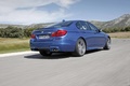 BMW M5 2011 bleu 3/4 arrière droit travelling penché 5