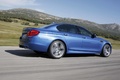 BMW M5 2011 bleu 3/4 arrière droit travelling penché 6