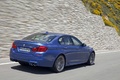 BMW M5 2011 bleu 3/4 arrière droit travelling penché 7