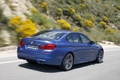 BMW M5 2011 bleu 3/4 arrière droit travelling penché 8