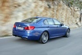BMW M5 2011 bleu 3/4 arrière droit travelling penché 9