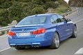 BMW M5 2011 bleu 3/4 arrière droit travelling penché