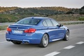BMW M5 2011 bleu 3/4 arrière droit travelling