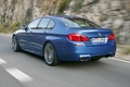 BMW M5 2011 bleu 3/4 arrière gauche travelling 2