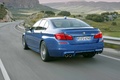 BMW M5 2011 bleu 3/4 arrière gauche travelling 3