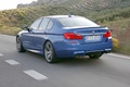 BMW M5 2011 bleu 3/4 arrière gauche travelling 4