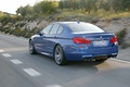 BMW M5 2011 bleu 3/4 arrière gauche travelling 5