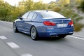 BMW M5 2011 bleu 3/4 arrière gauche travelling 6