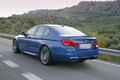 BMW M5 2011 bleu 3/4 arrière gauche travelling penché 2