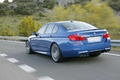 BMW M5 2011 bleu 3/4 arrière gauche travelling penché 3