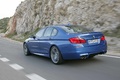 BMW M5 2011 bleu 3/4 arrière gauche travelling penché 4