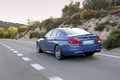 BMW M5 2011 bleu 3/4 arrière gauche travelling penché 5