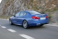 BMW M5 2011 bleu 3/4 arrière gauche travelling penché 6