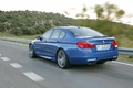 BMW M5 2011 bleu 3/4 arrière gauche travelling