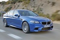 BMW M5 2011 bleu 3/4 avant droit travelling 2