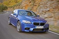 BMW M5 2011 bleu 3/4 avant droit travelling penché 3