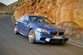 BMW M5 2011 bleu 3/4 avant droit travelling penché 4