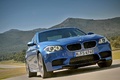 BMW M5 2011 bleu 3/4 avant droit travelling penché 6