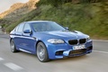 BMW M5 2011 bleu 3/4 avant droit travelling