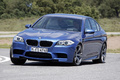 BMW M5 2011 -  bleu - 3/4 avant gauche, dynamique